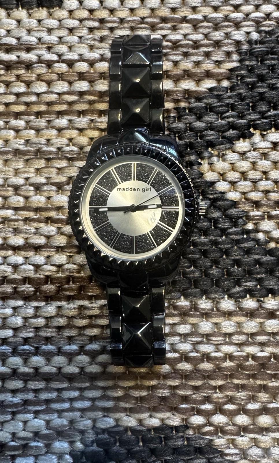 Madden Girl Analog Wristwatch Black Baton Indexes Round Case