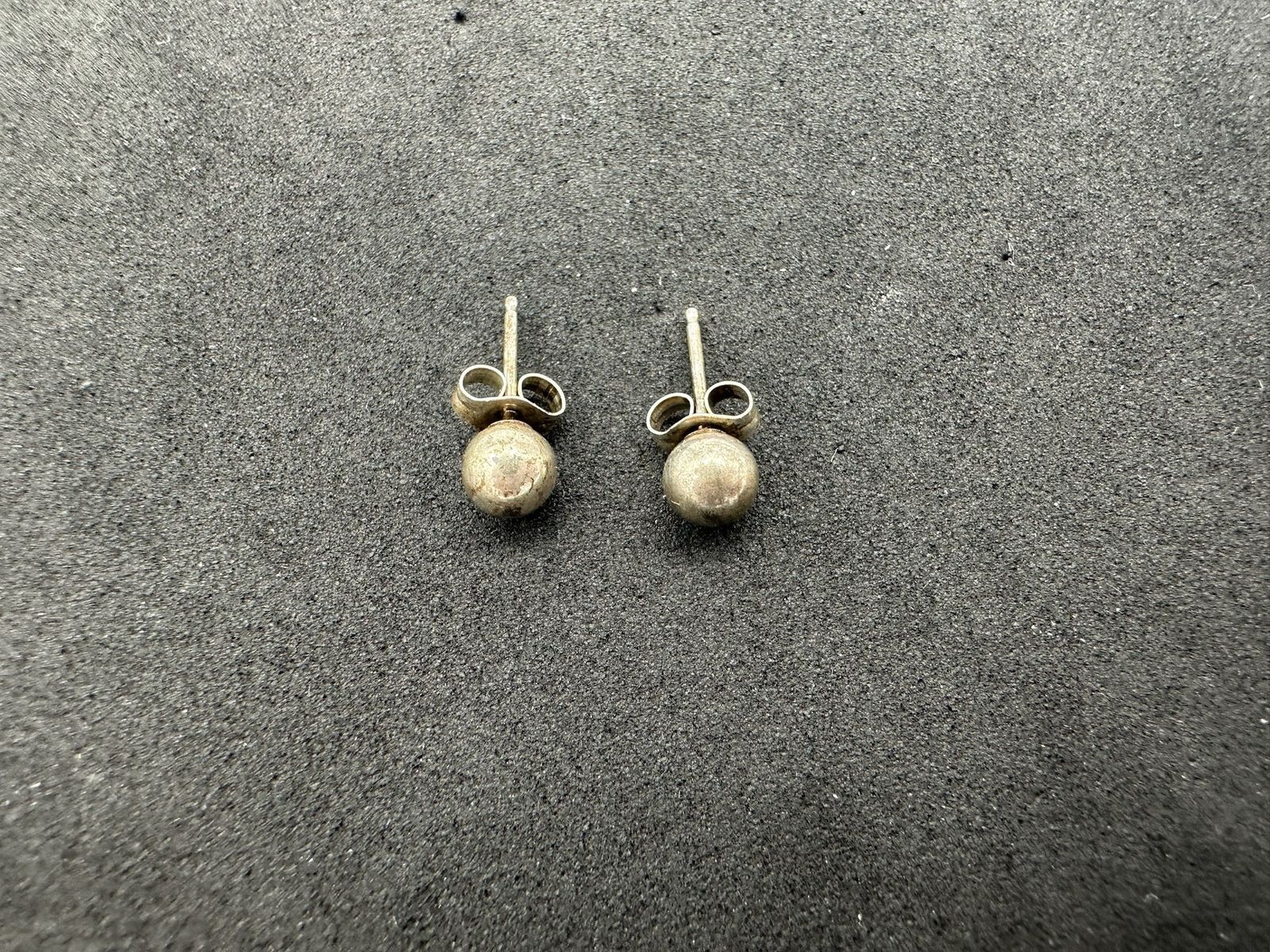 0.55g Vintage Sterling Silver 925 Small Round Ball Stud Earrings Minimalist M