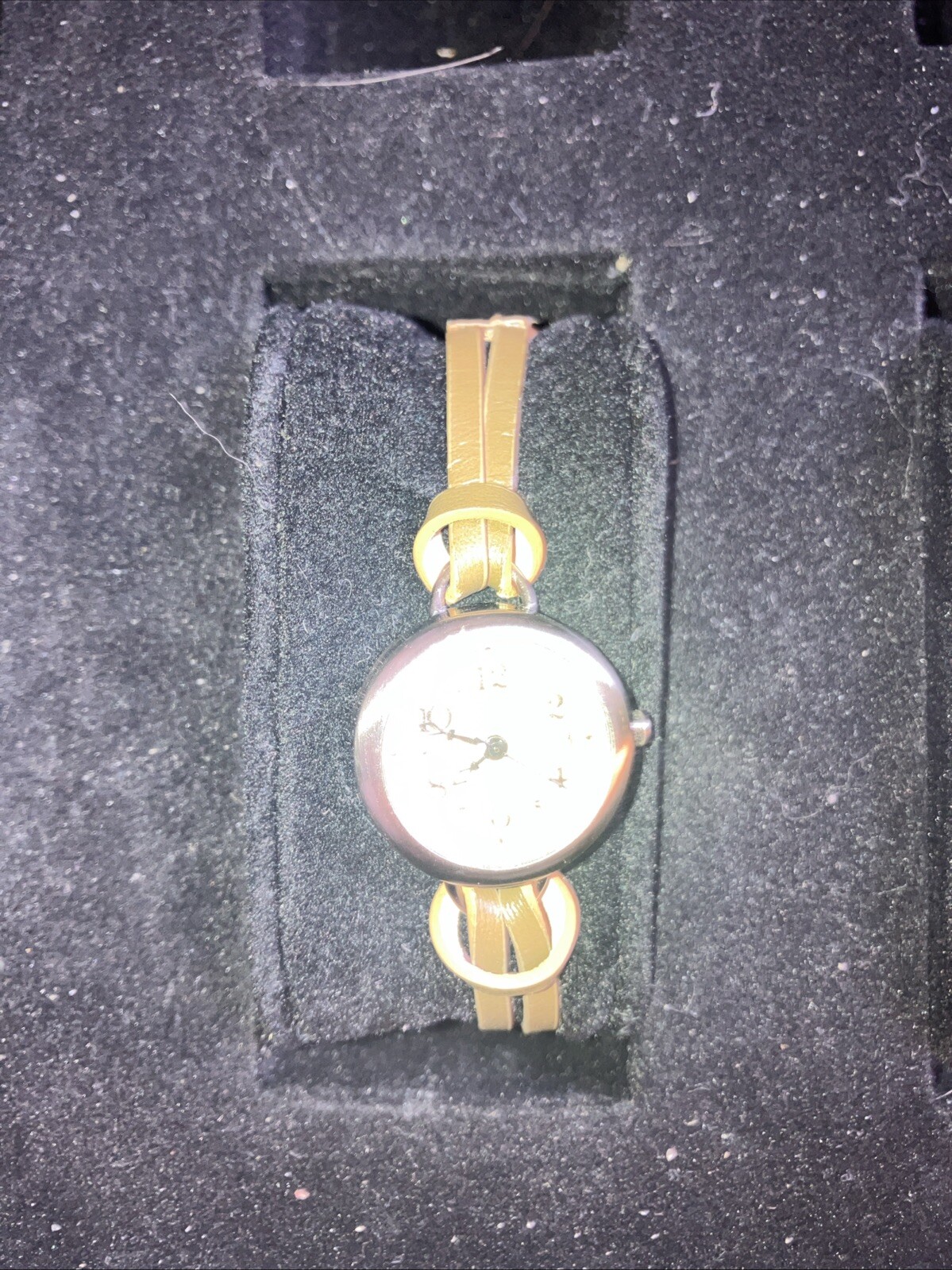 4 Lady, wrist watches preowned each will need a battery. Buyer is buying 4 Watch