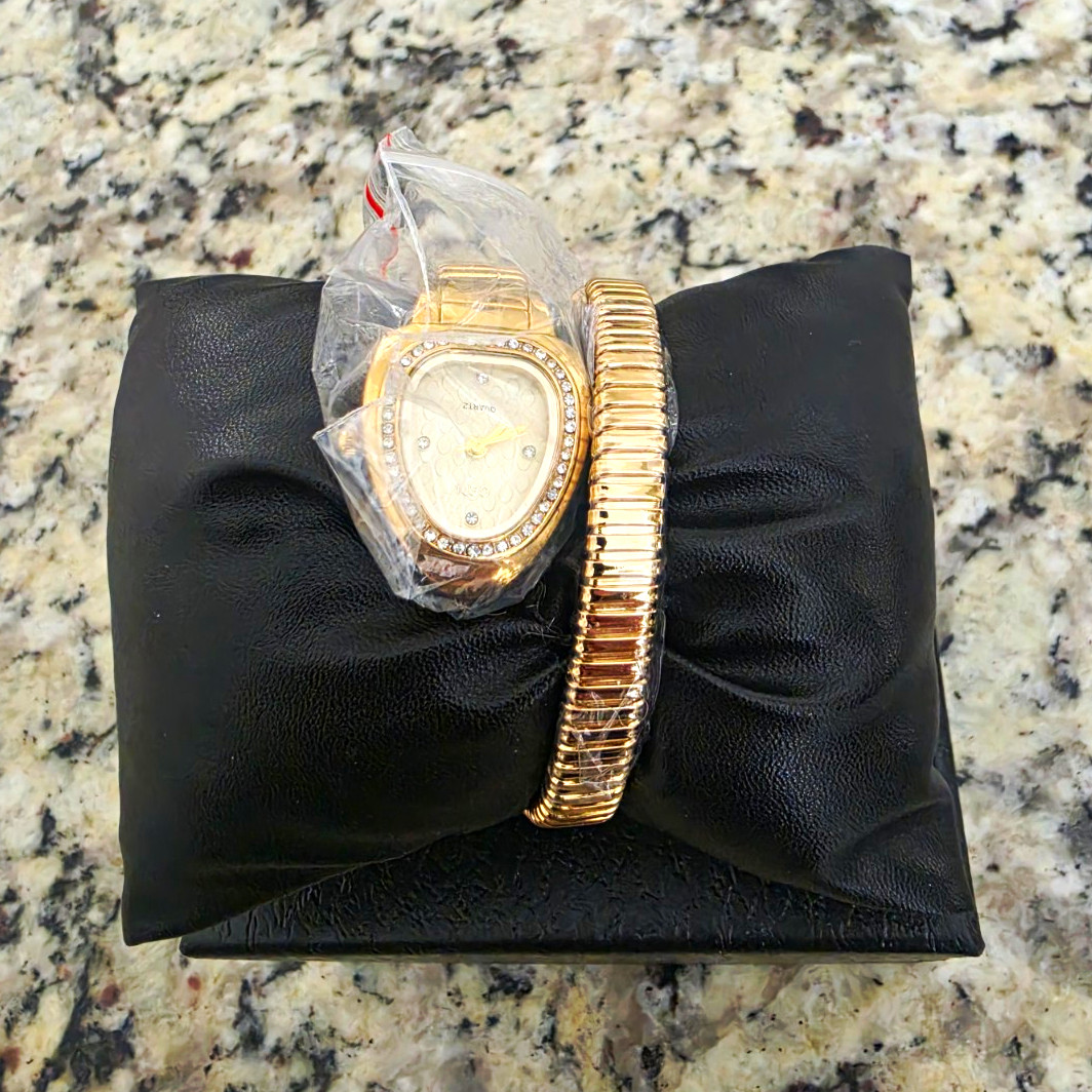 Women’s Gold-Tone Analog Dress Watch, White Dial Arabic Numerals Metal Bracelet