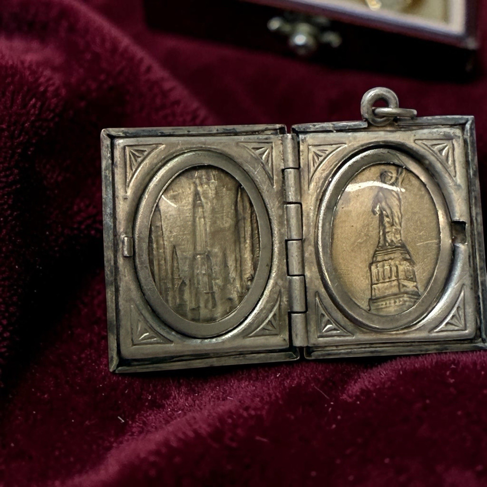 Vintage New York Souvenir Book Locket Die-Struck Statue Liberty Skyline c1935-45