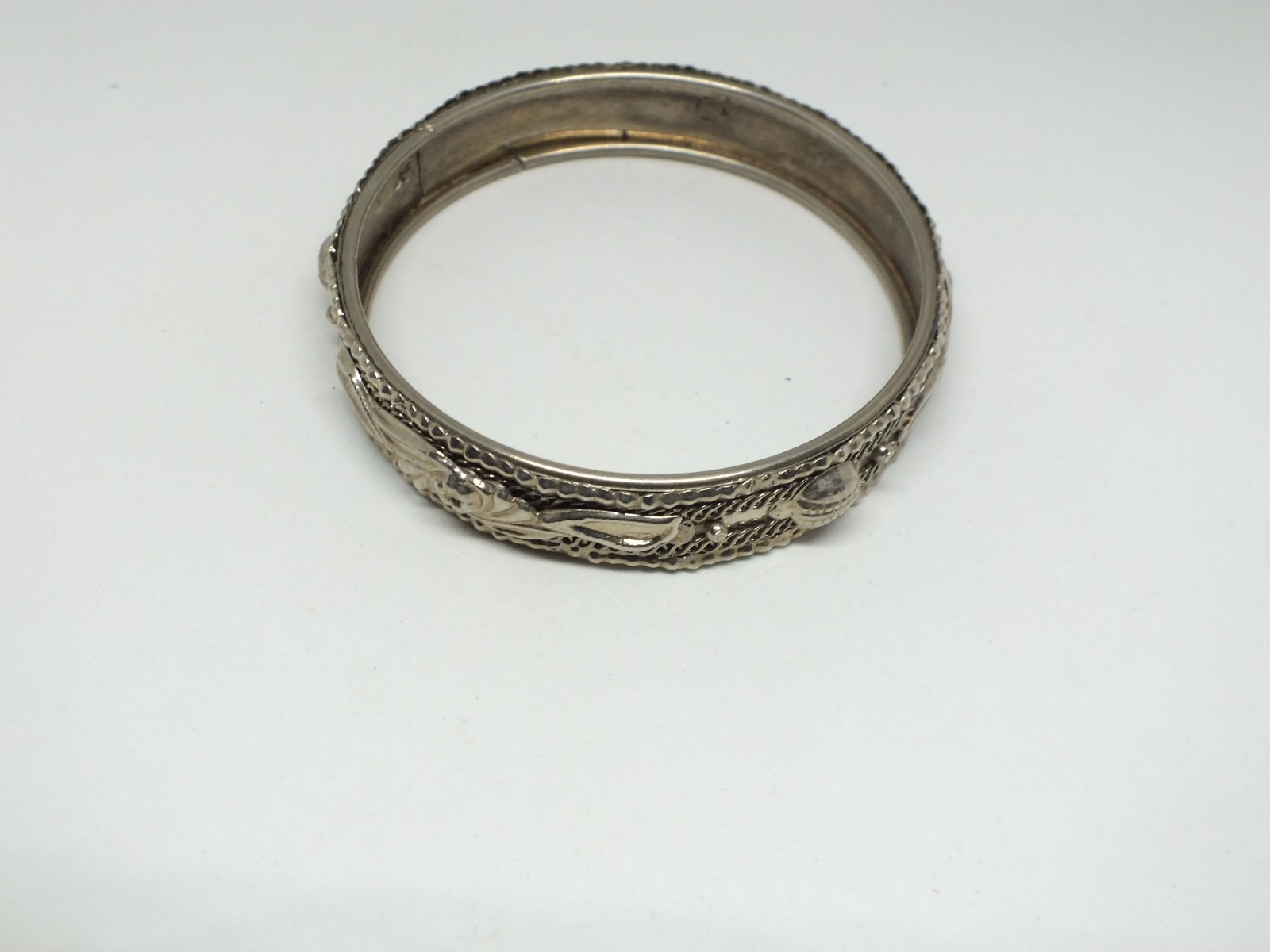 Beautiful Bangle Bracelet Silver Tone Texture 1/2″ W x 2 1/2″ Across Inside Diam