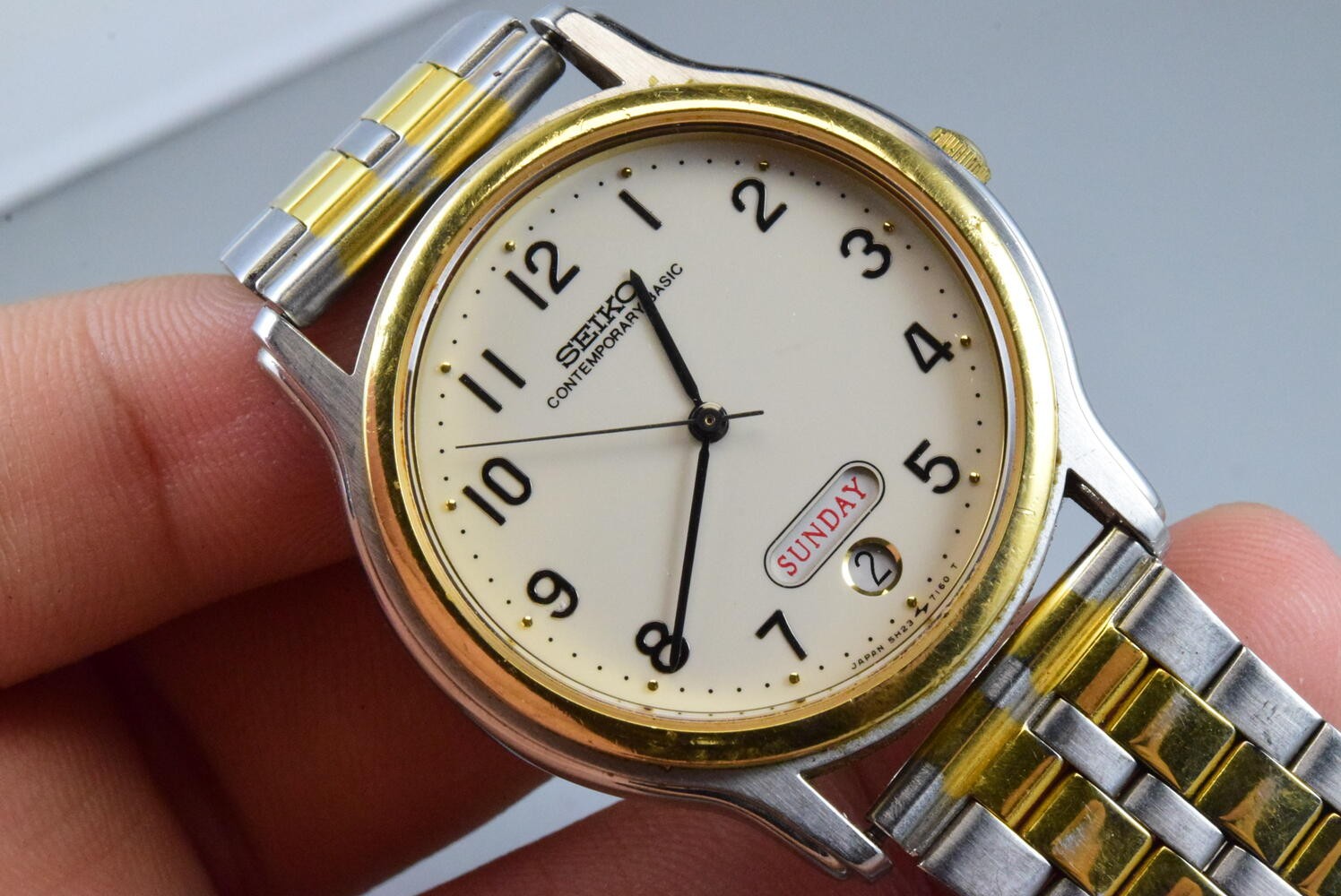 Vintage watch Seiko Contemporary Basic 5H23-7080 Week Date Men Quartz Round 35mm