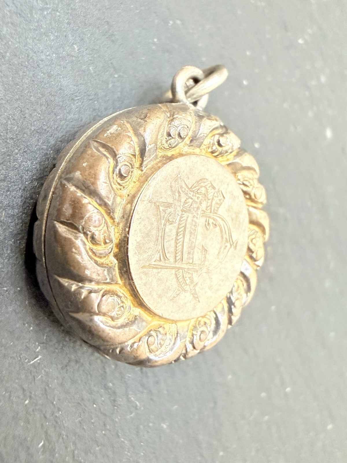 1892 Art NouveauETCHED FLOWER GOLD SHELL Filled LOCKET PENDANT Antique 0.75