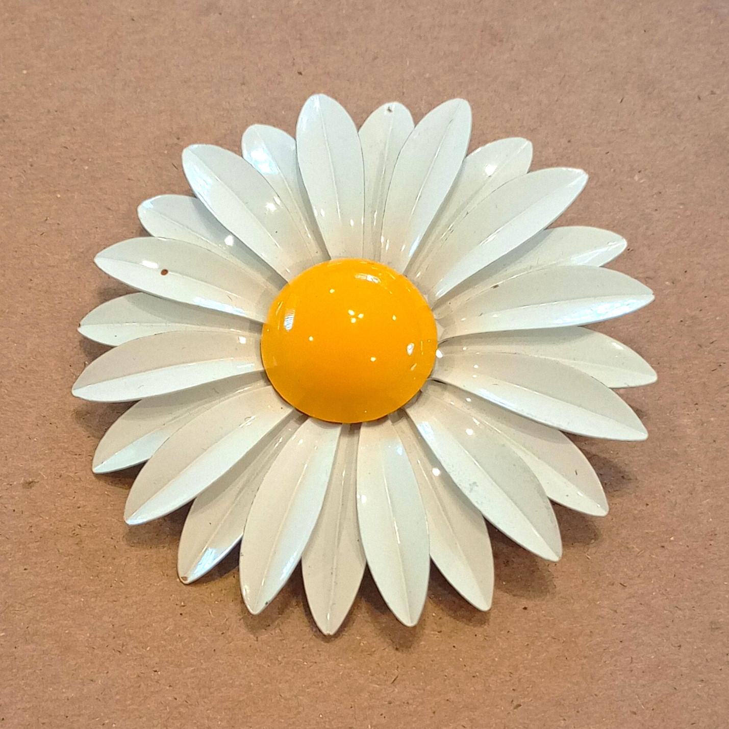White Yellow Enamel Metal Daisy Flower Brooch Pin Flowers & Plants Theme