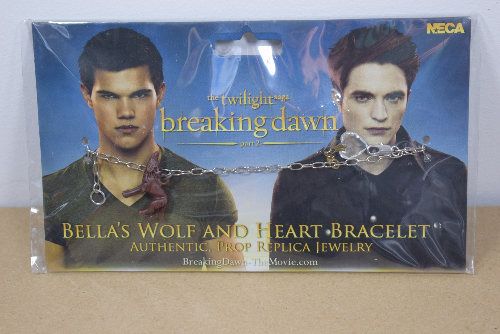 NECA TWILIGHT SAGA Breaking Dawn Part 2 BELLA’S WOLF & HEART BRACELET