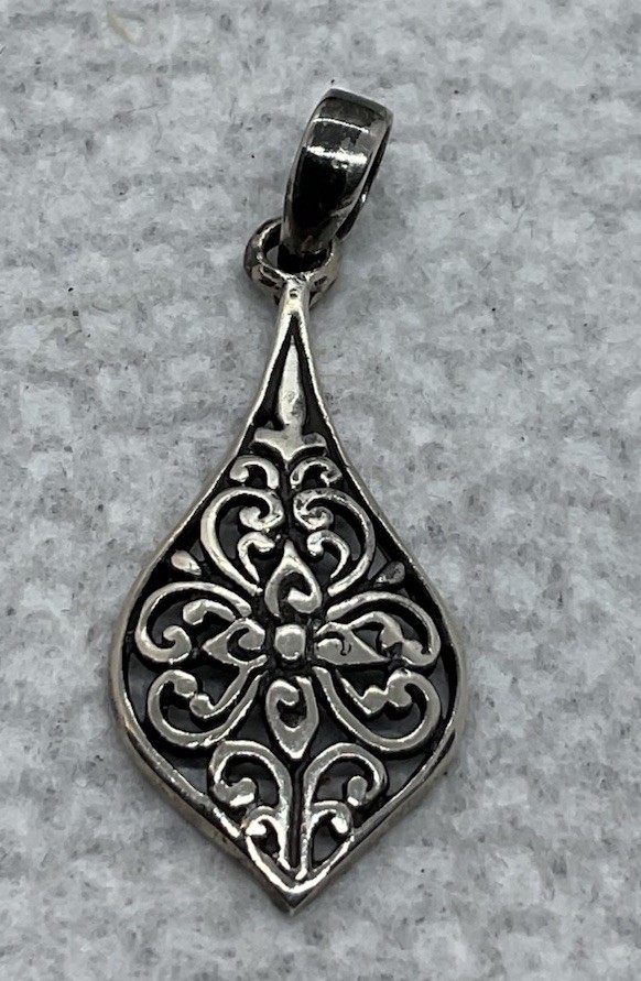 A Elegant Sterling Silver Filigree Pendant. In Excellent Condition.