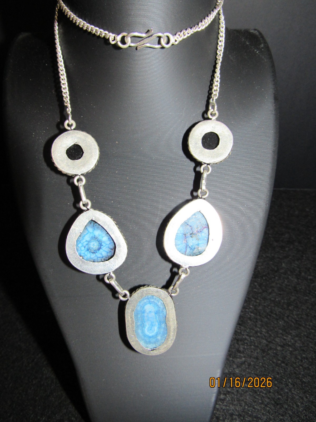 SILVER TONE BLUE DYED AGATE NECKLACE 18″ VGUC