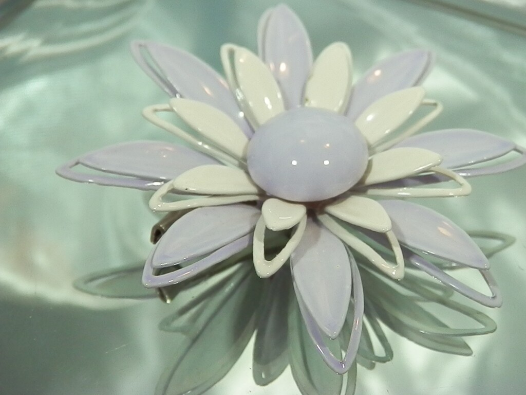 Vintage 50’s Very Light Lavender White Enamel Rare Lovely Flower Brooch 676j3