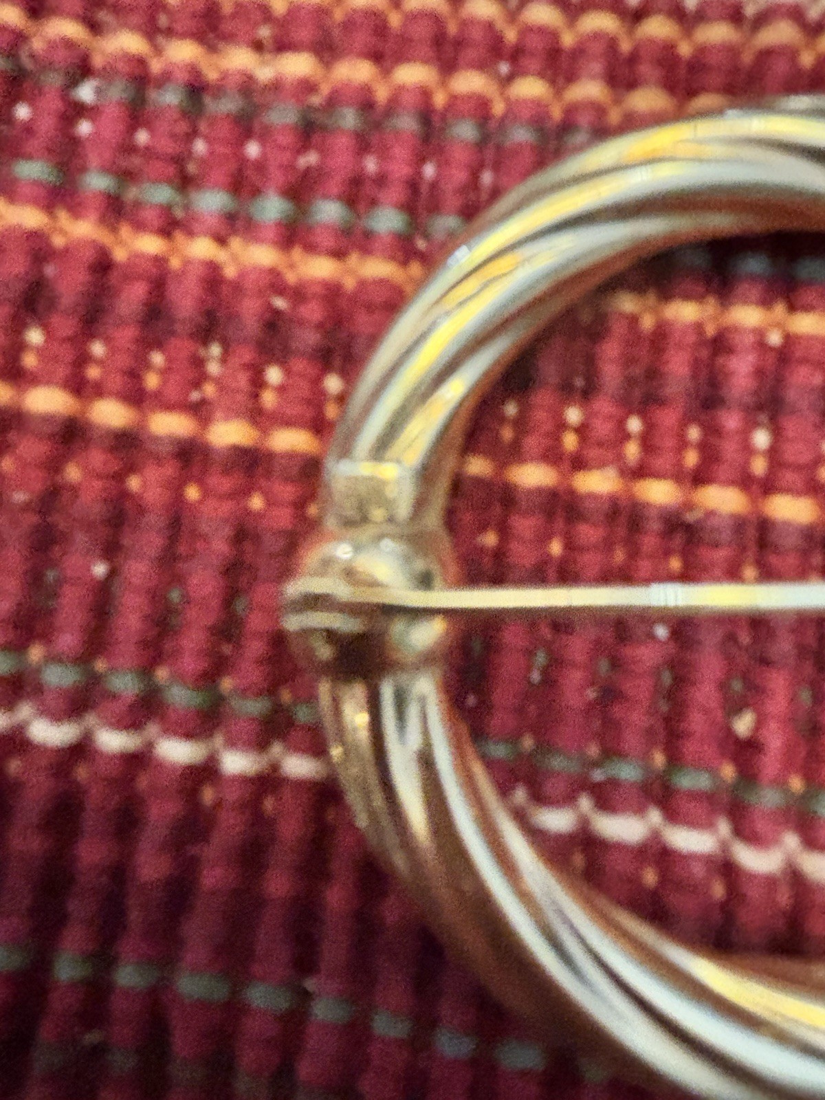 W E Richards Co twisted ribbon circle with ball pin. 1950’s 1/20 12k GF 4.54 g