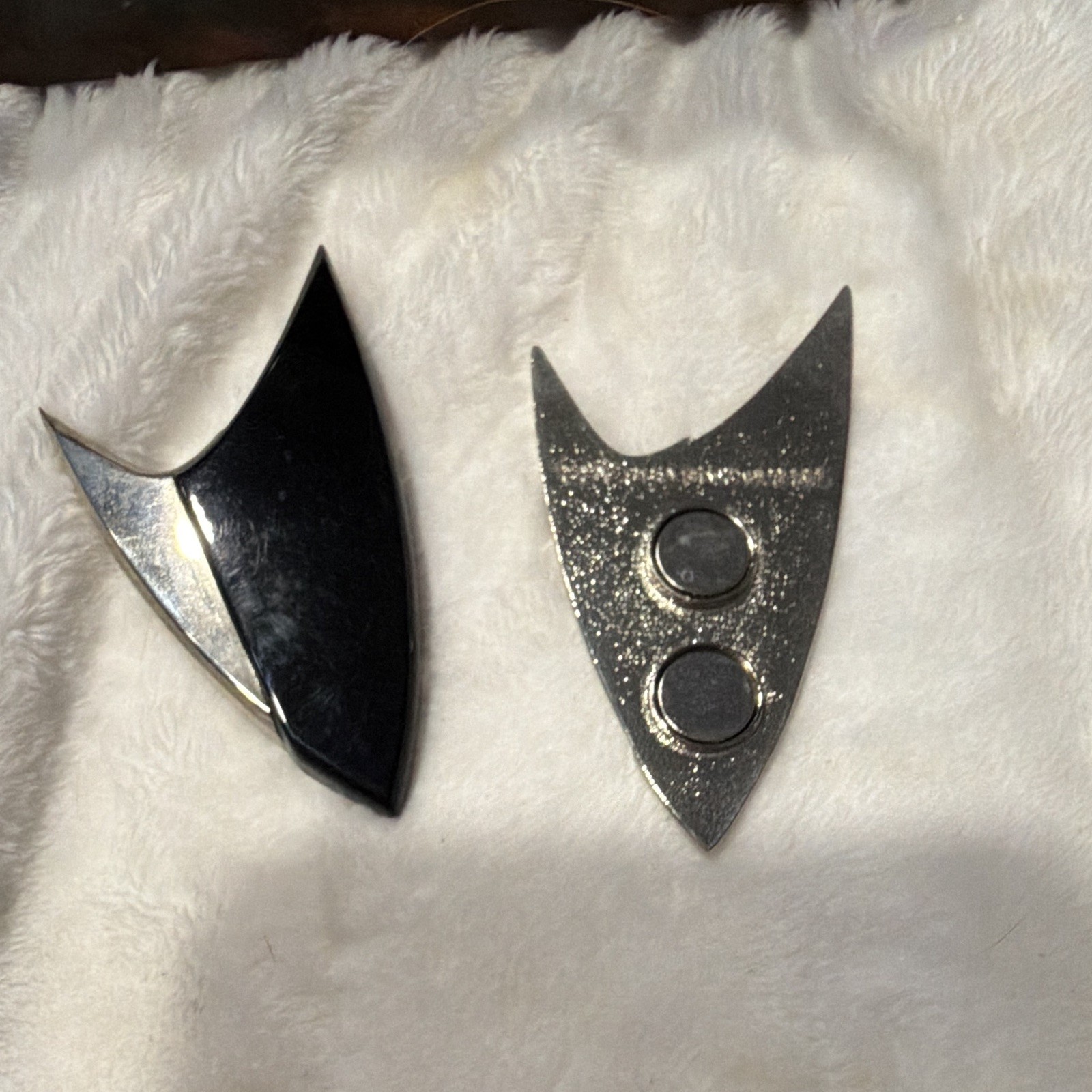 Silver Tone Black Inlay Asymmetrical Brooch Pin, Unisex Adults
