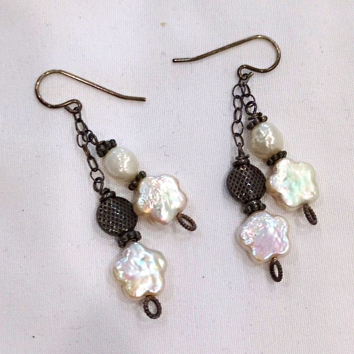 White Pearl Beaded Dangle/Drop Hook Earrings Metal Chain Black Accents Lobe