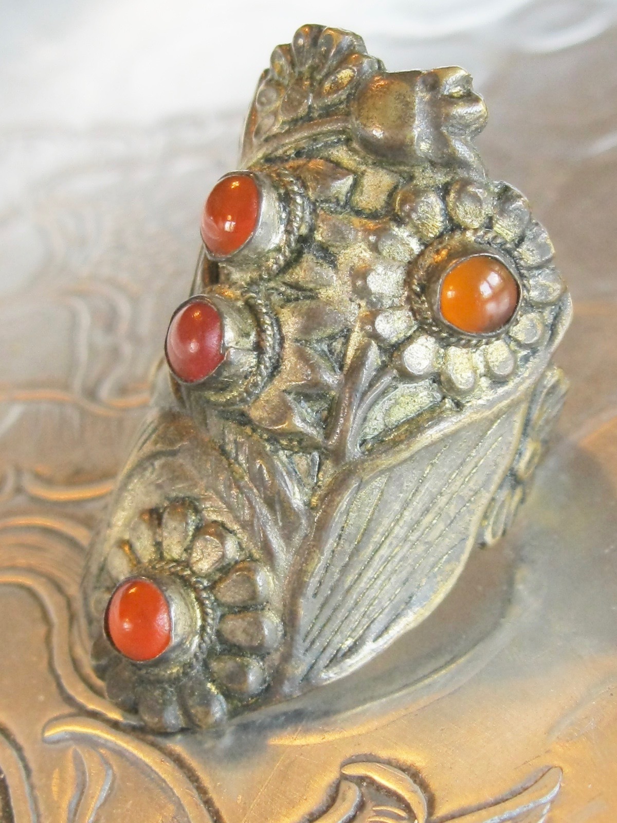CHINESE EXPORT BRASS KNUCKLE RING CARNELIAN ORANGE JADE GEMS DAISY FLOWERS CHINA