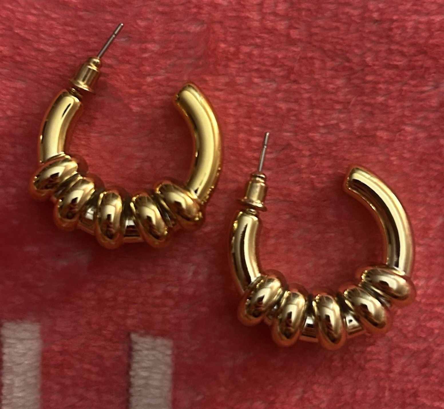 Gold Tone Chunky Ribbed Hoop Huggie Earrings Metal Round Lobe Butterfly