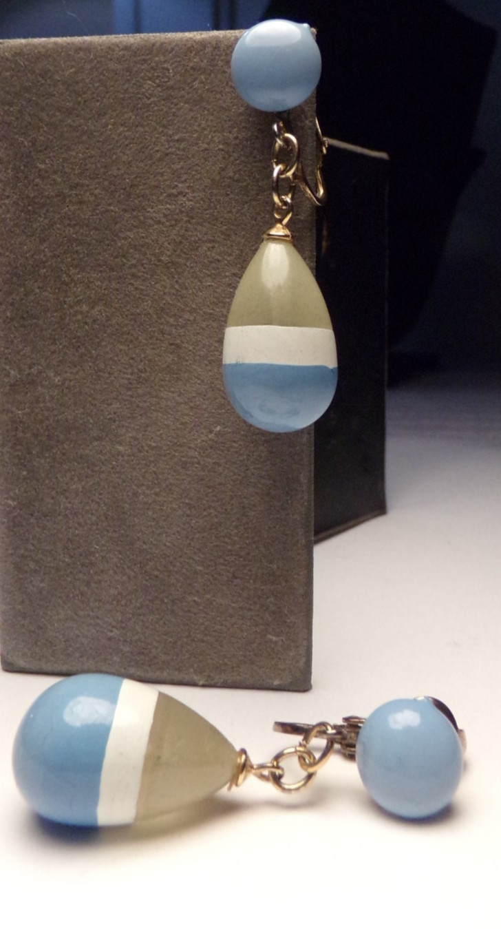 VTG 1940s LT BLUE HAND ENAMEL PAINT OPAQUE ACRYLIC LUCITE DROP CLIP ON EARRINGS