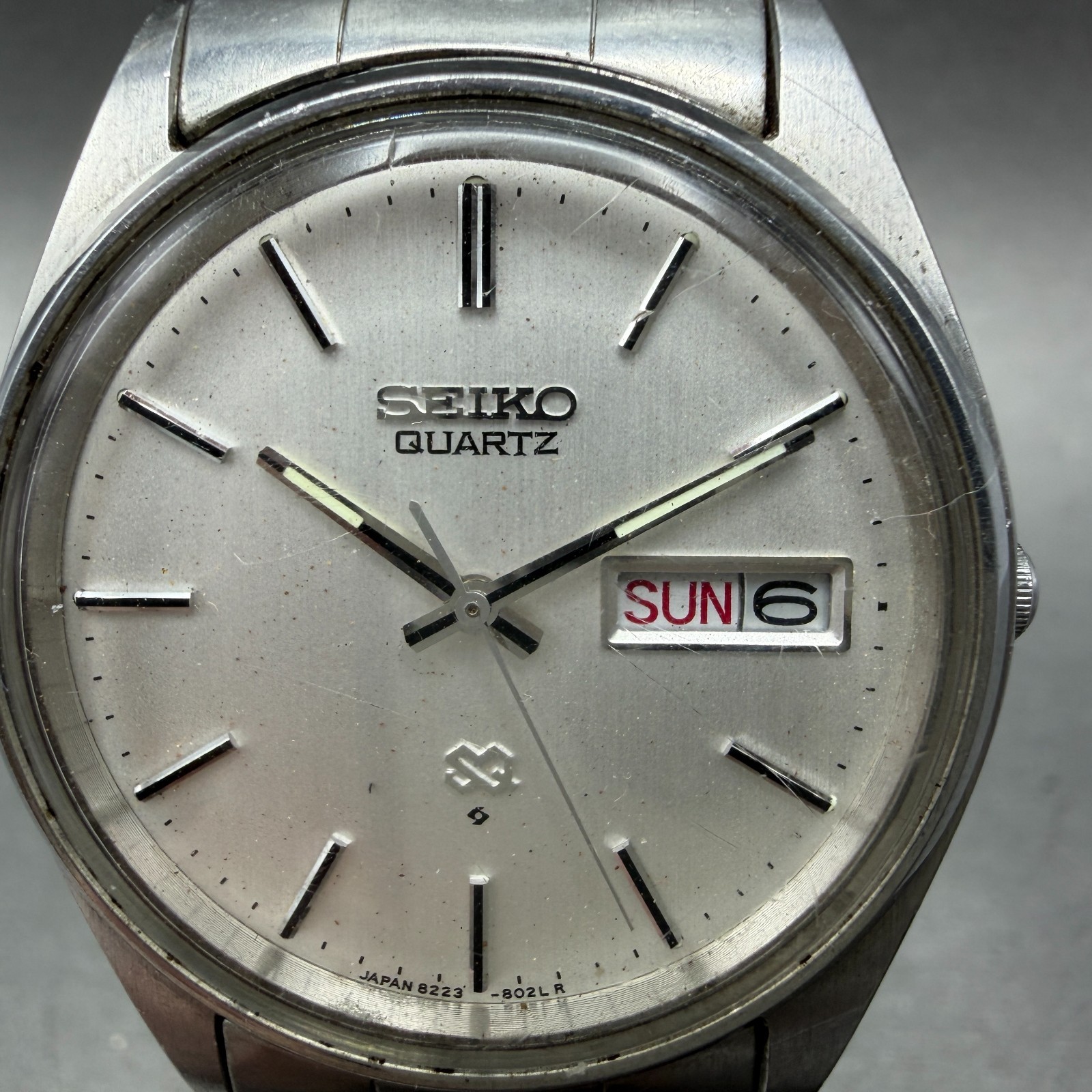 Seiko SQ Watch Men 35mm Silver Dial Silver Tone Daydate Round 8223-8010 New Batt