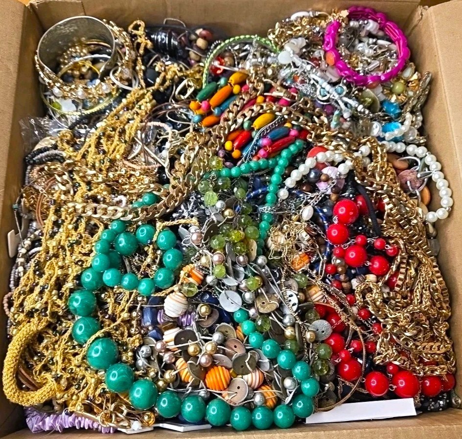 Huge Unsearched Jewelry Lot 3 Lb Vintage & Mod Junk & Wear Necklaces Brooches ++