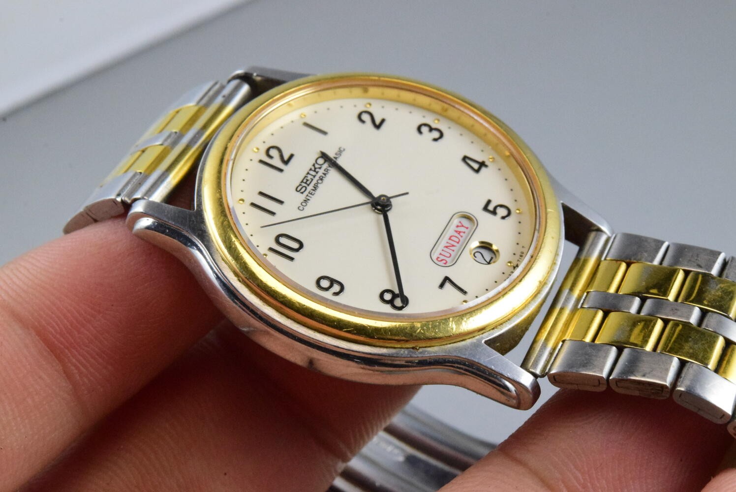 Vintage watch Seiko Contemporary Basic 5H23-7080 Week Date Men Quartz Round 35mm