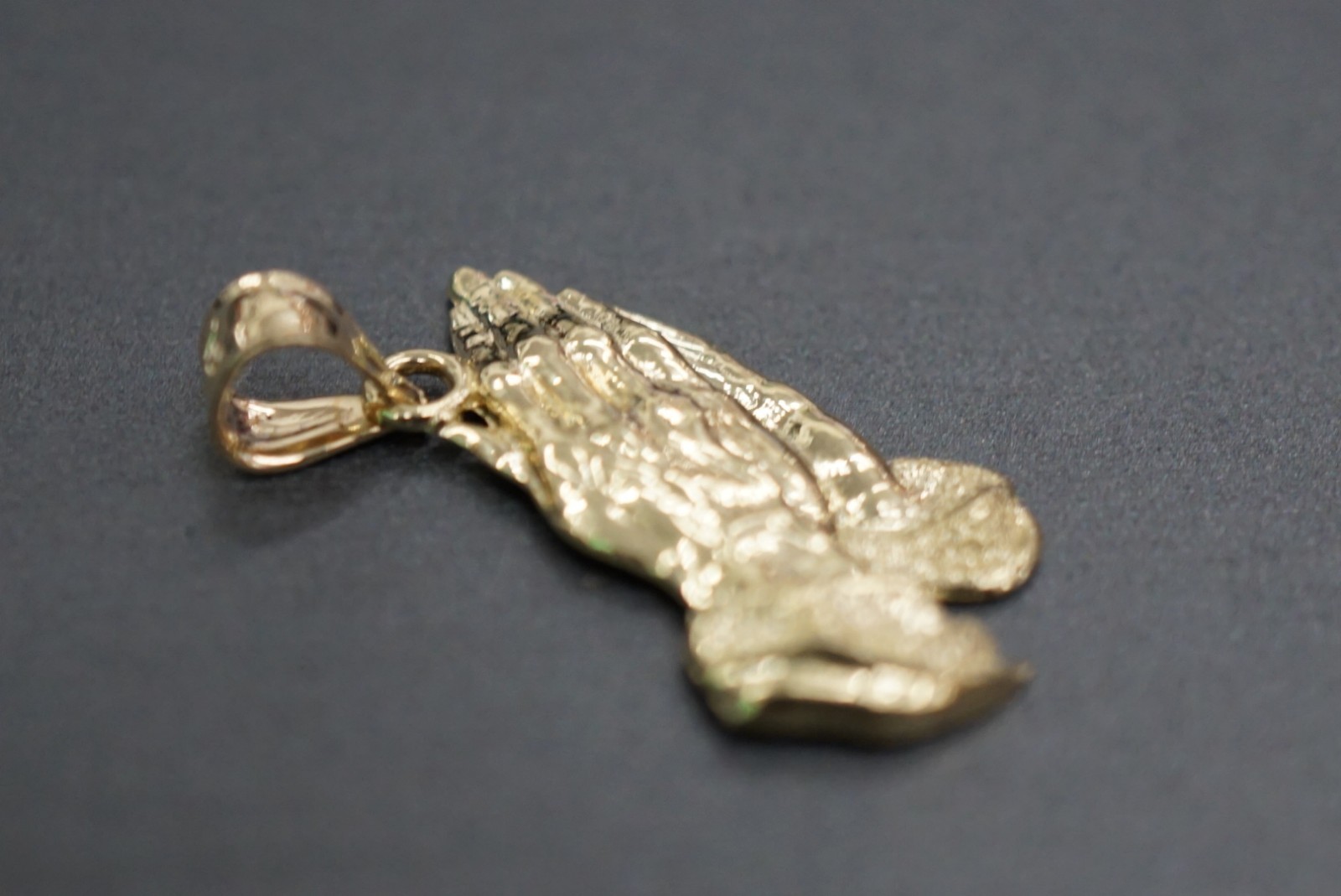 10K Solid Yellow Gold Beautiful 1″ Diamond-Cut Praying Hands Pendant.