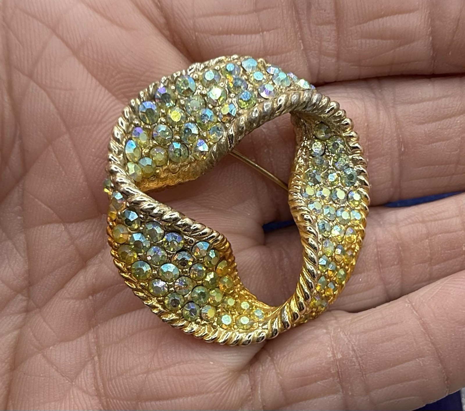 Dodds 11 W. 30 St. NY Vintage Gold Tone ABS Ribbon Brooch