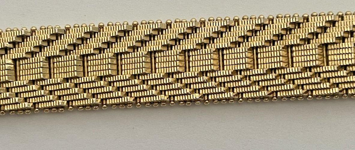 Vtg Monet Gold Tone Thick Mesh Link Bracelet 7″ long & 5/8″ wide w/Safety Latch