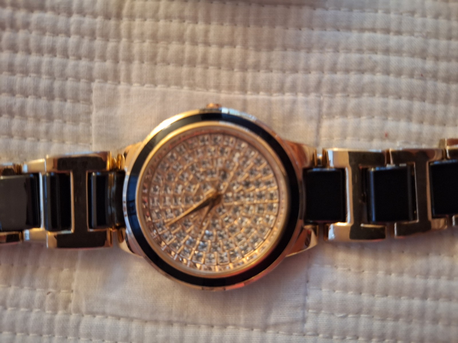 Gold Tone Round Analog Dress Wristwatch Gold Dial Black/Gold Metal Bracelet