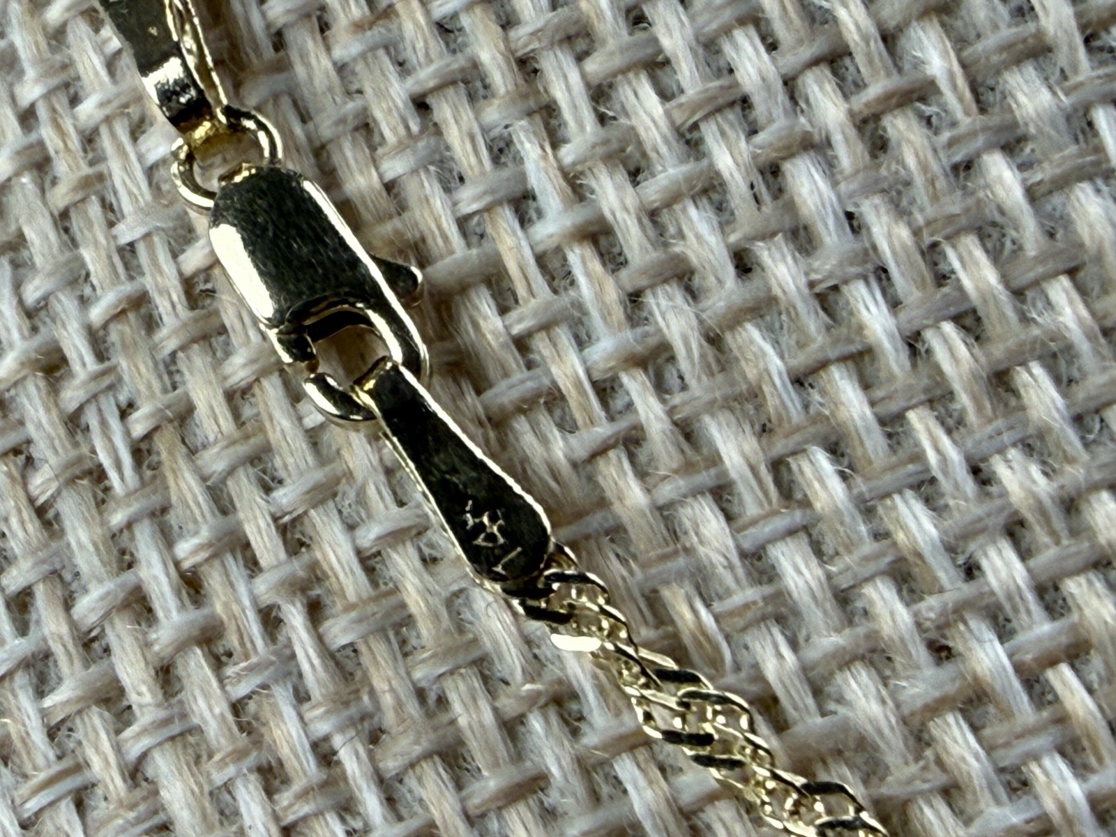 14k Yellow Gold Necklace. Twisted Singapore Link. 16in Long. 2.2 Grams. E1