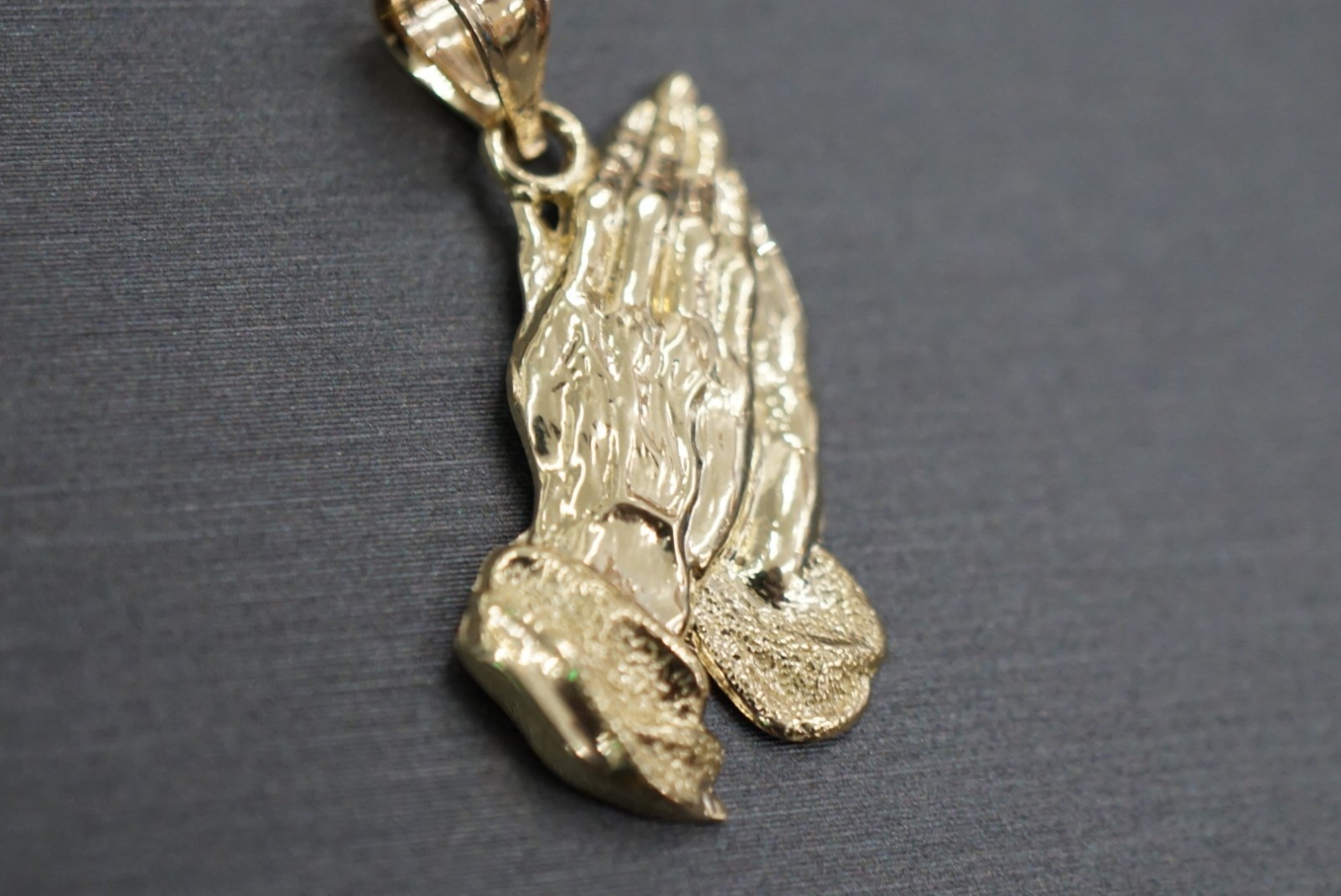 10K Solid Yellow Gold Beautiful 1″ Diamond-Cut Praying Hands Pendant.