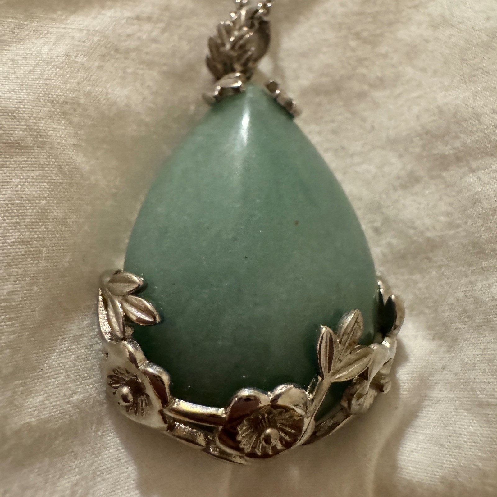 Vintage Style Green Aventurine Floral Rose Filigree Pendant Necklace Silver Tone