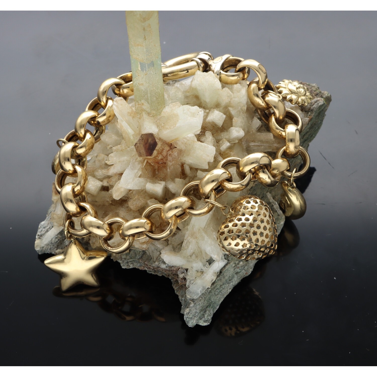 750/1000 GOLD BRACELET. , 18 KT WITH CHARM PENDANTS