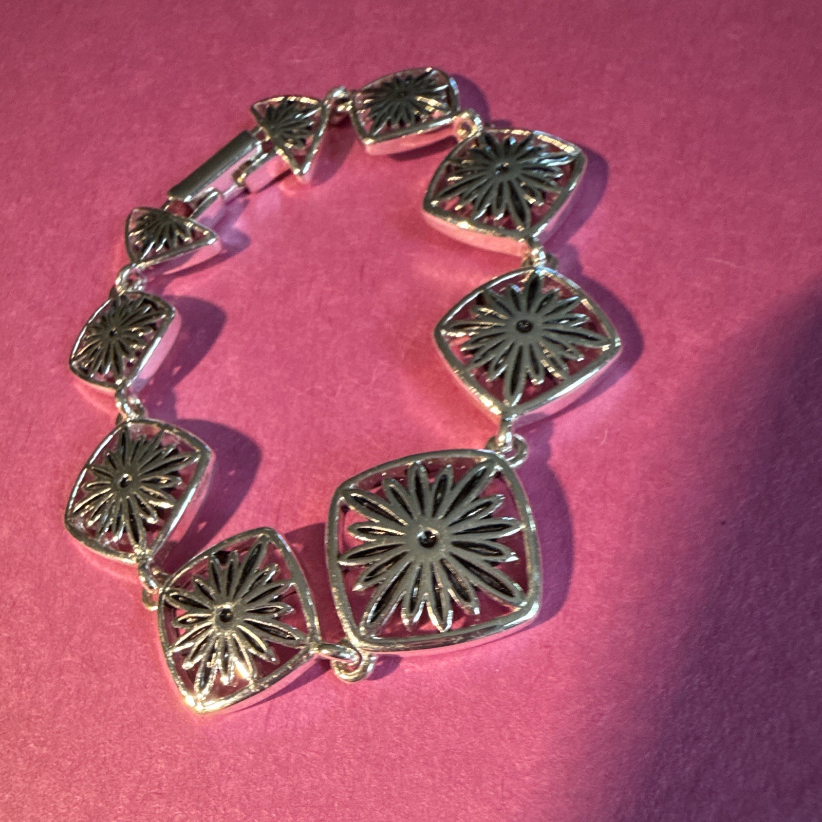 Silver Toned Clasp Bracelet. No Mark. Lightweight. 7″ Long