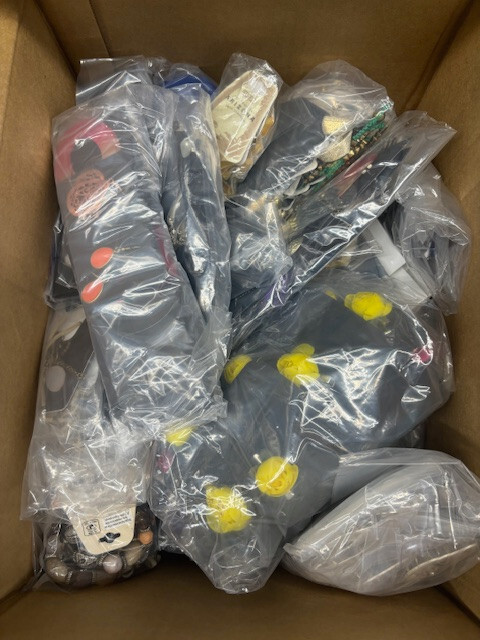 FASHION JEWELRY 100 PC MIXED LOT – BAGGED NO TANGLES