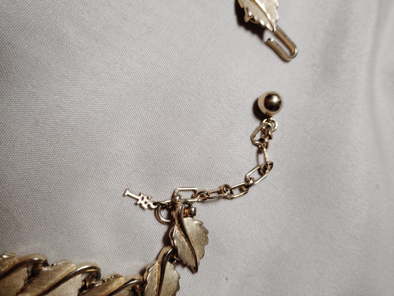 Vintage Signed Trifari Gold Tone Leaf Link Necklace Brushed Satin 16-18″