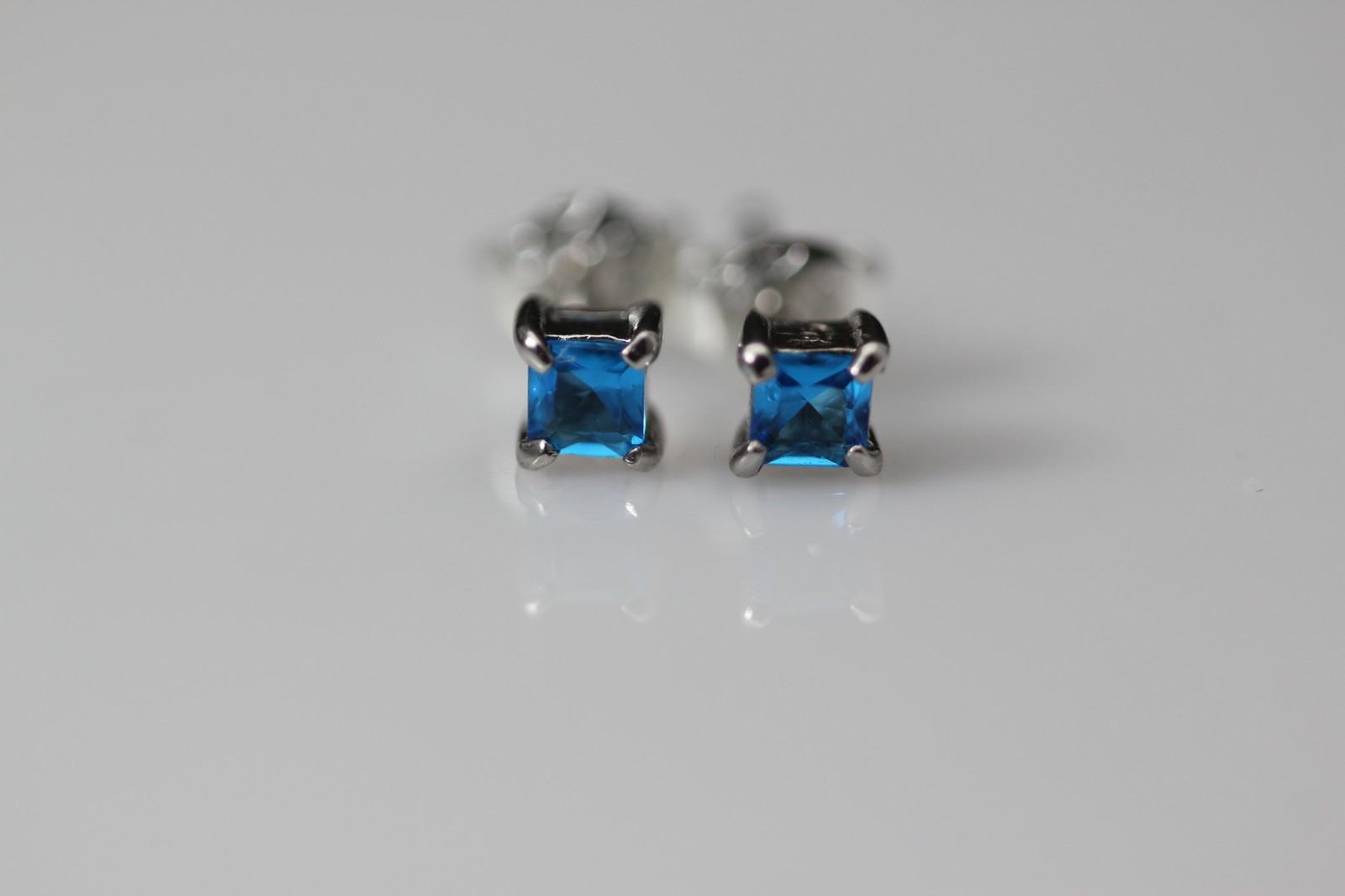 925 Sterling Silver Square Blue Stone Stud Earrings 0.5 Grams (EAR5283)