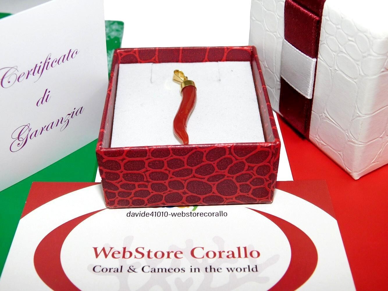 Italian Horn pendant in Coral red and 18k Gold 750 of Gemstone Cornicello Italy