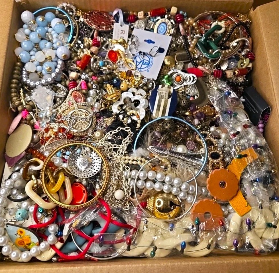 Huge Unsearched Jewelry Lot 3 Lb Vintage & Mod Junk & Wear Necklaces Brooches ++