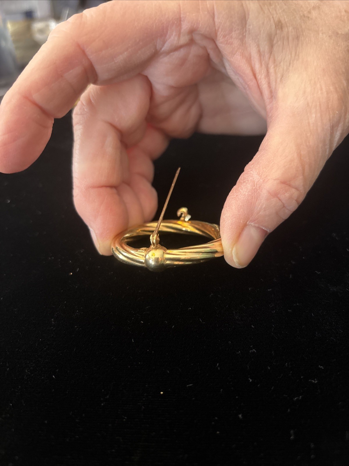 W E Richards Co twisted ribbon circle with ball pin. 1950’s 1/20 12k GF 4.54 g