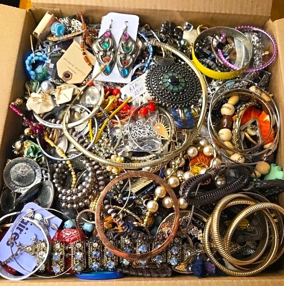 Huge Unsearched Jewelry Lot 3 Lb Vintage & Mod Junk & Wear Necklaces Brooches ++
