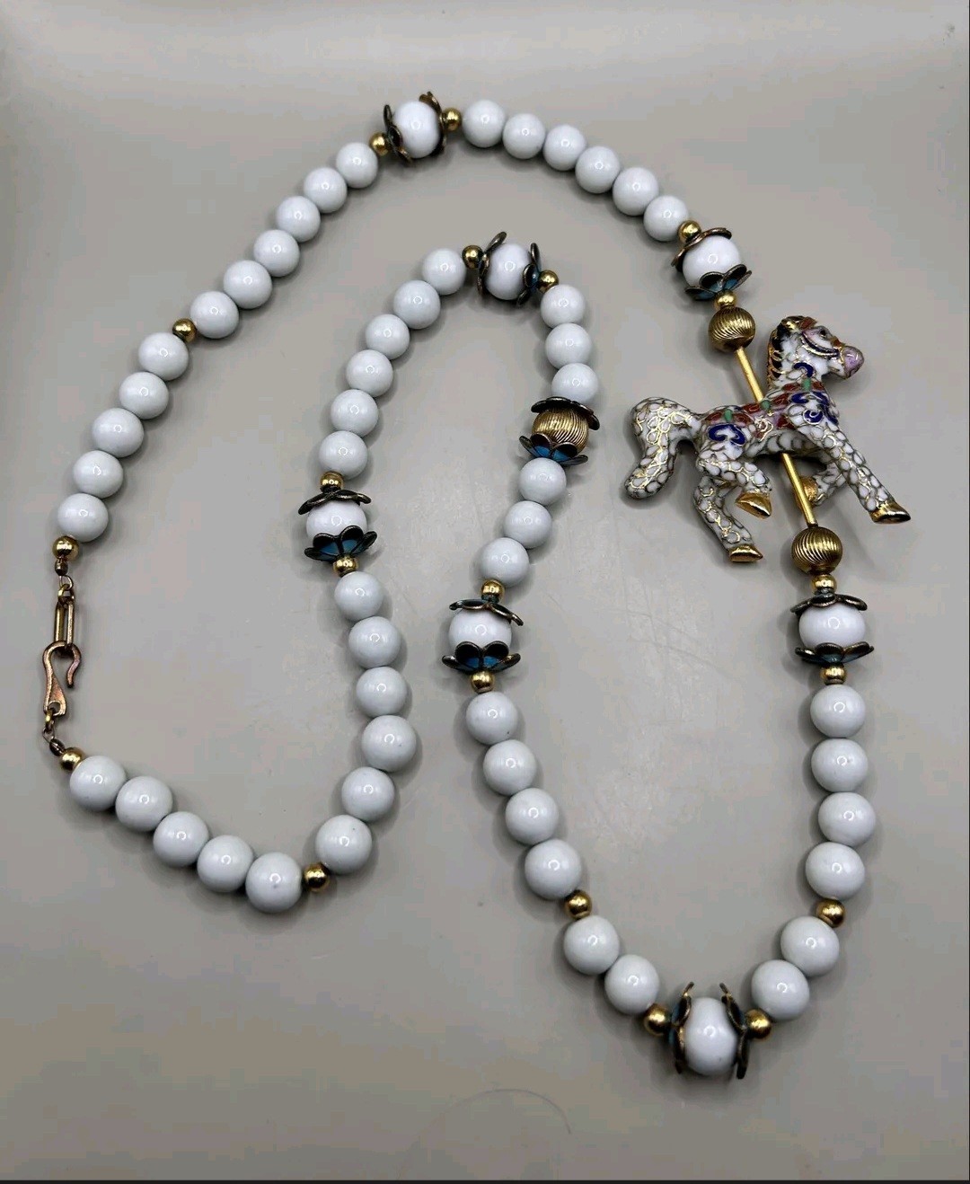VINTAGE WHITE BEADED CLOISONNE ENAMEL CAROUSEL HORSE NECKLACE 30″ LONG 10-12 mm