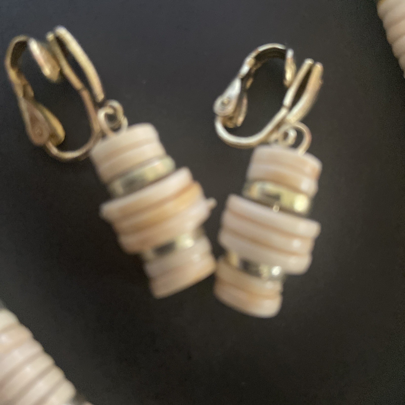 70’s Beige Puka Shell Beaded Choker Necklace Barrel Clasp With Clip Earrings