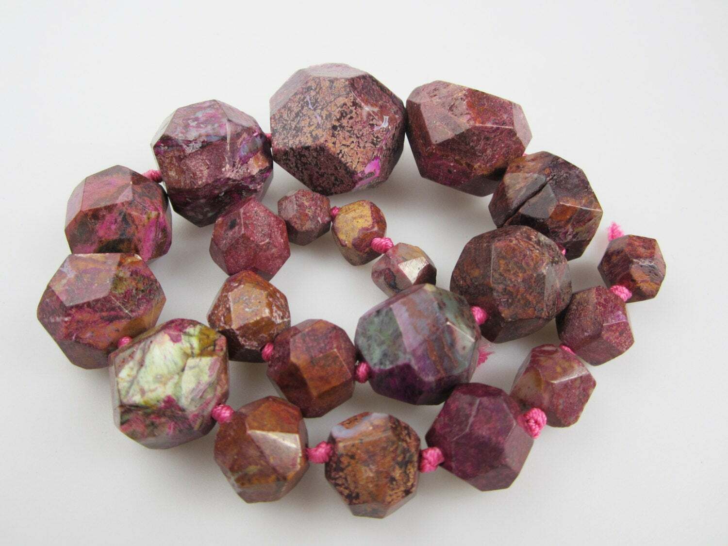 Red Jasper GraduatedFaceted Nugget Chunk Beads Approx 13-35mm 15.5″ Strand