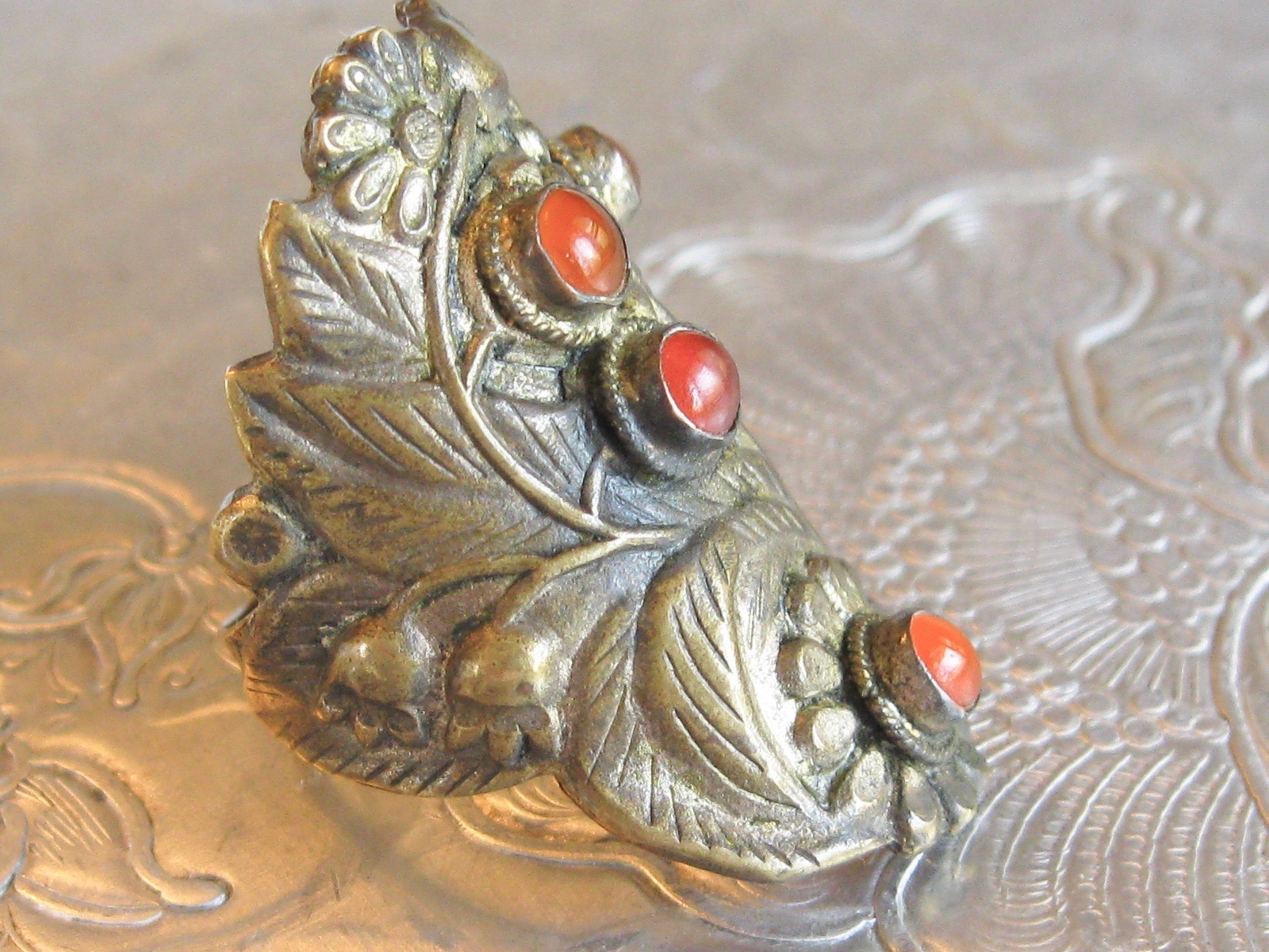 CHINESE EXPORT BRASS KNUCKLE RING CARNELIAN ORANGE JADE GEMS DAISY FLOWERS CHINA