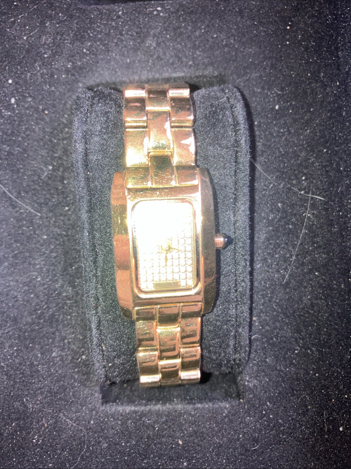 4 Lady, wrist watches preowned each will need a battery. Buyer is buying 4 Watch