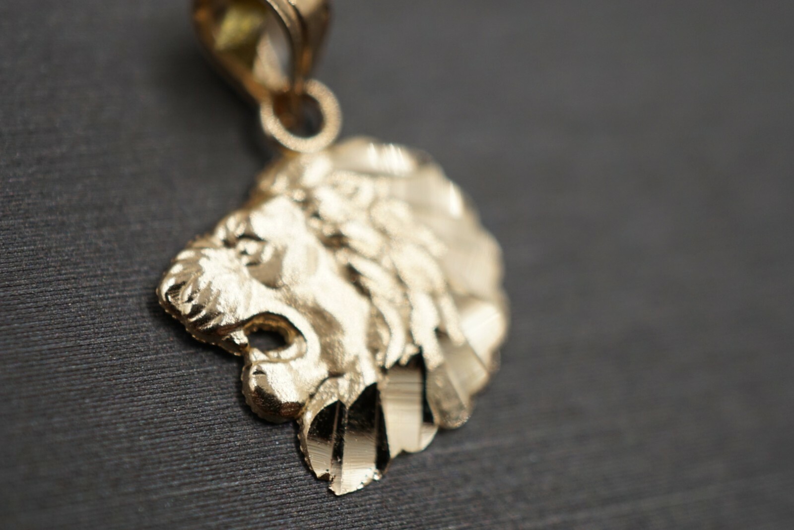 14K Solid Yellow Gold 0.75″ Tiny Diamond Cut Lion Head Charm Pendant.