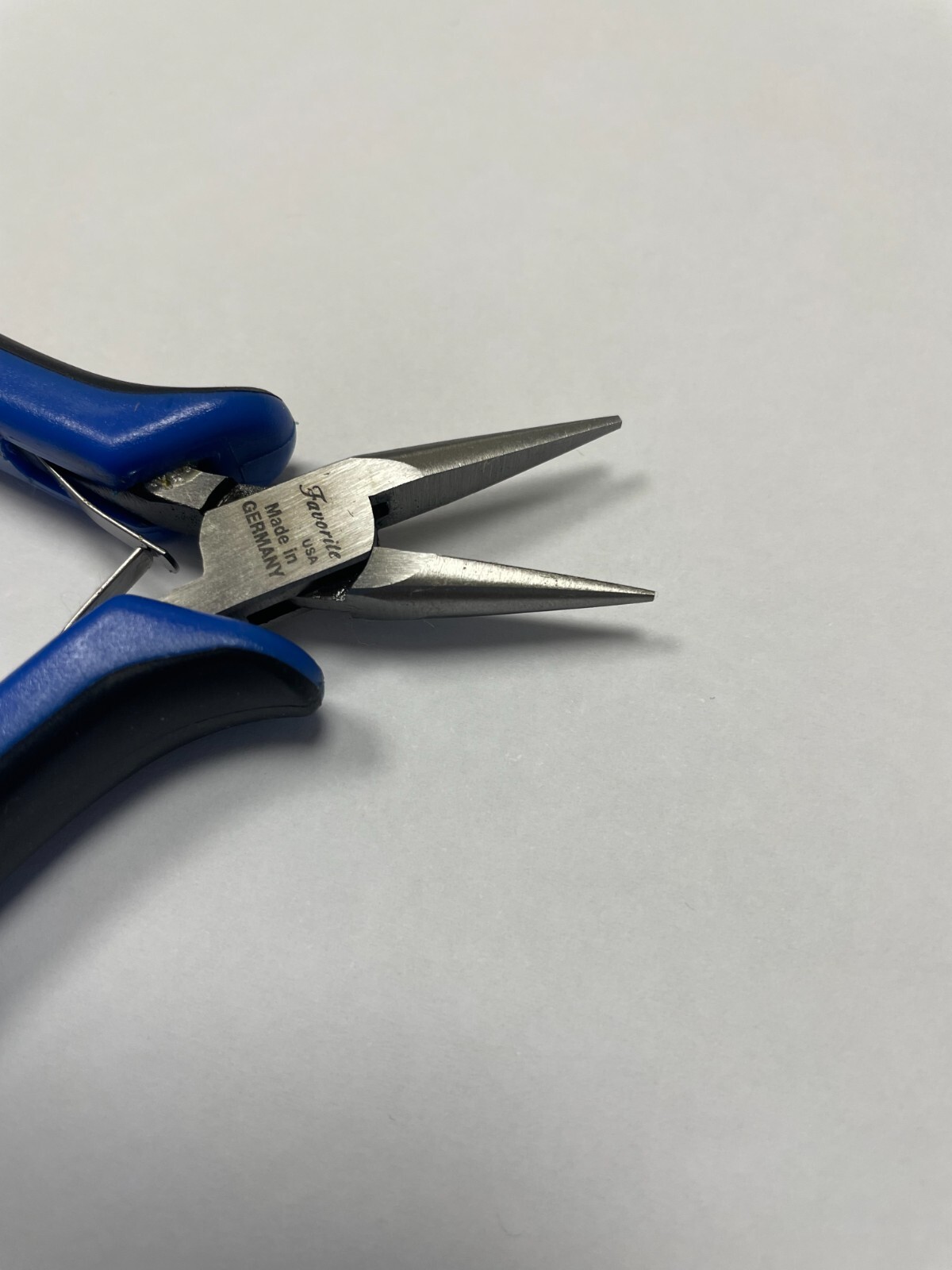FavoriteUSA ERGONOMIC CHAIN NOSE PLIER SMOOTH JAWS 4-1/2″ BOX JOINT W CMFRT GRIP