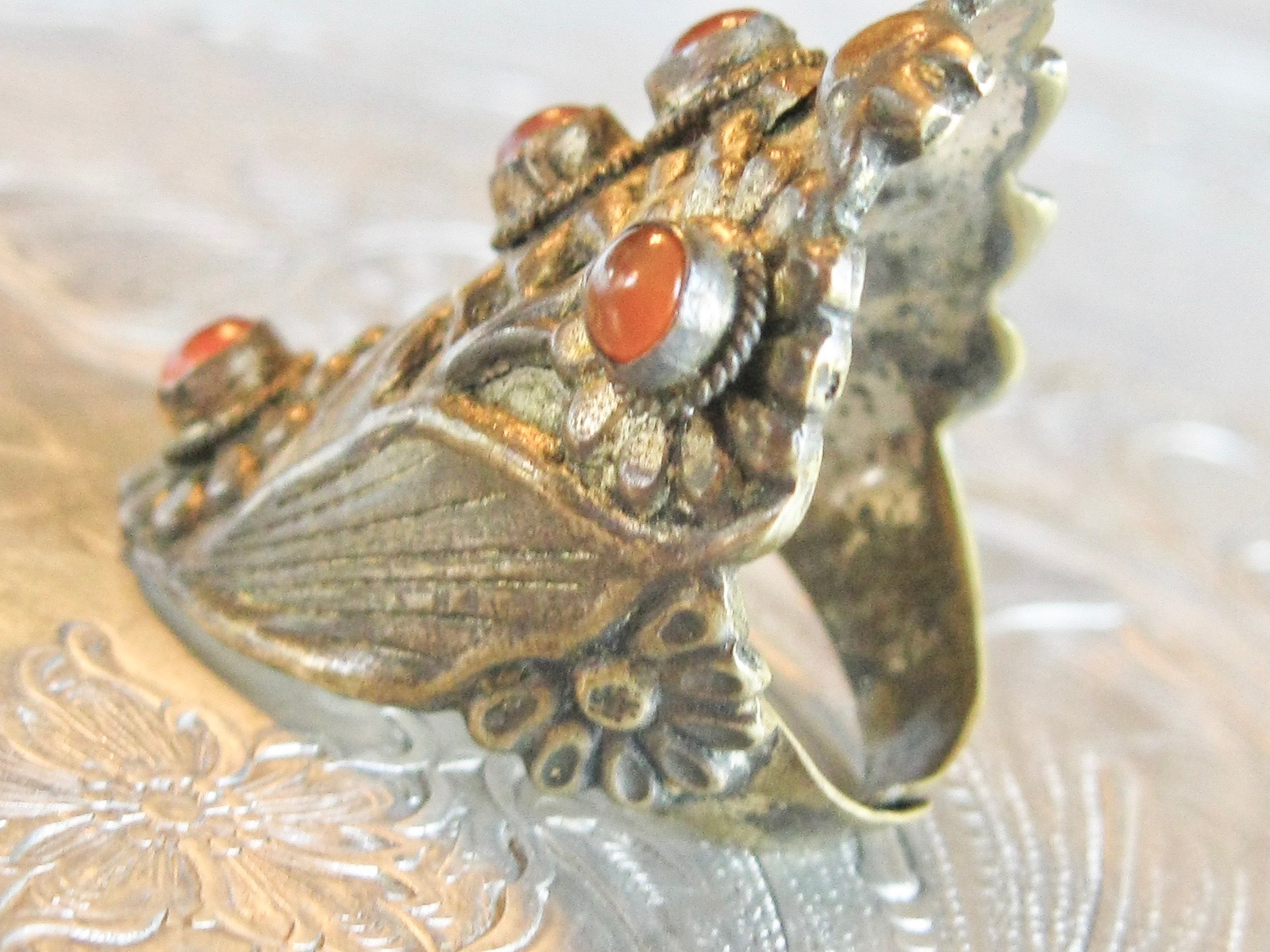 CHINESE EXPORT BRASS KNUCKLE RING CARNELIAN ORANGE JADE GEMS DAISY FLOWERS CHINA