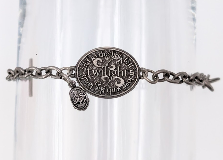 Twilight Saga New Moon Bracelet Silver Tone Cullen Crest Charm Vampire Eternal