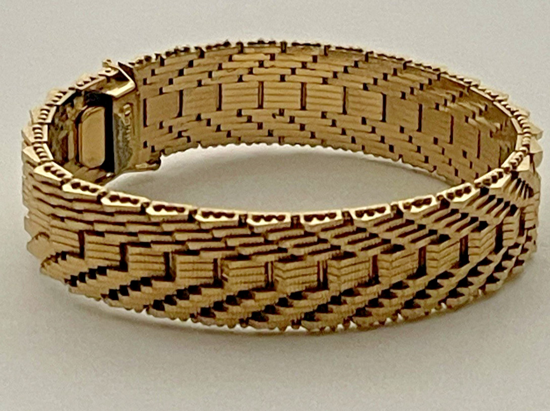 Vtg Monet Gold Tone Thick Mesh Link Bracelet 7″ long & 5/8″ wide w/Safety Latch