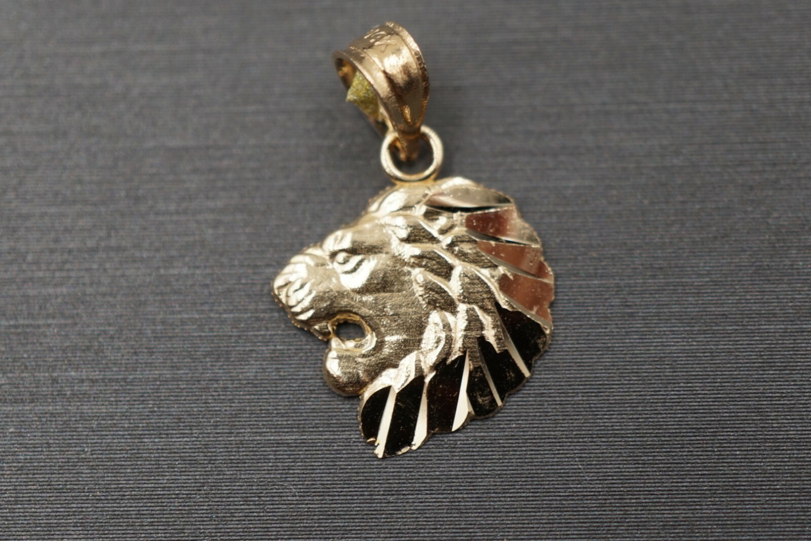 14K Solid Yellow Gold 0.75″ Tiny Diamond Cut Lion Head Charm Pendant.