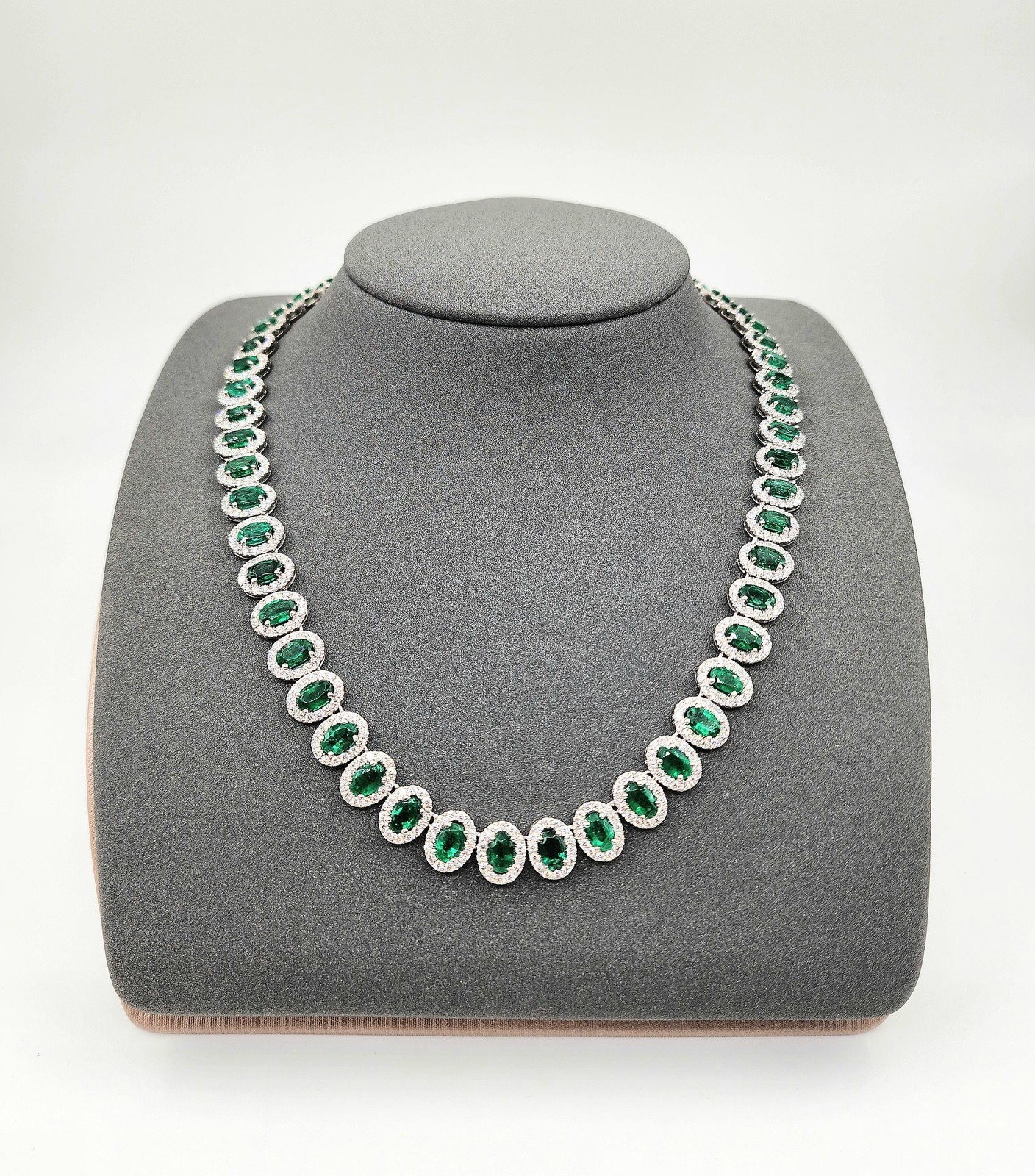 33.76 ct Natural Emerald Diamond Necklace Platinum